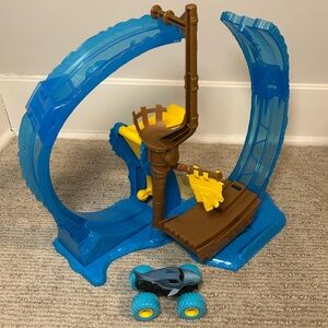 Monster Jam Megalodon Loop